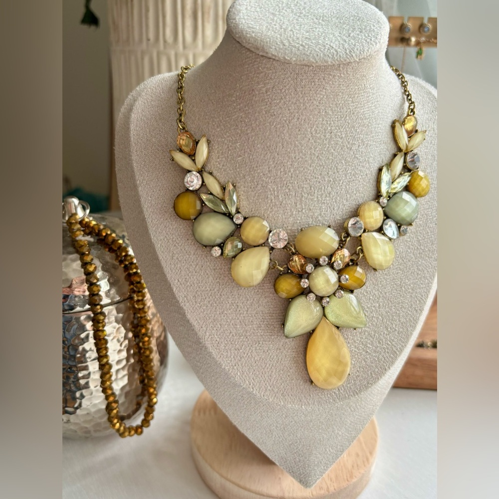 🌟BUY 1 GET 1 FREE🌟 Green Statement Necklace - Picture 2 of 3